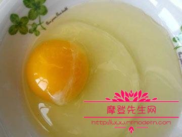 鸡蛋黄上面白色物体是什么，鸡蛋黄发红可能是加了丽素红
