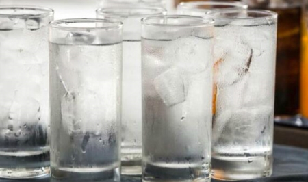 长期喝冰水有什么危害，伤害肠胃（容易肚子疼、拉肚子）
