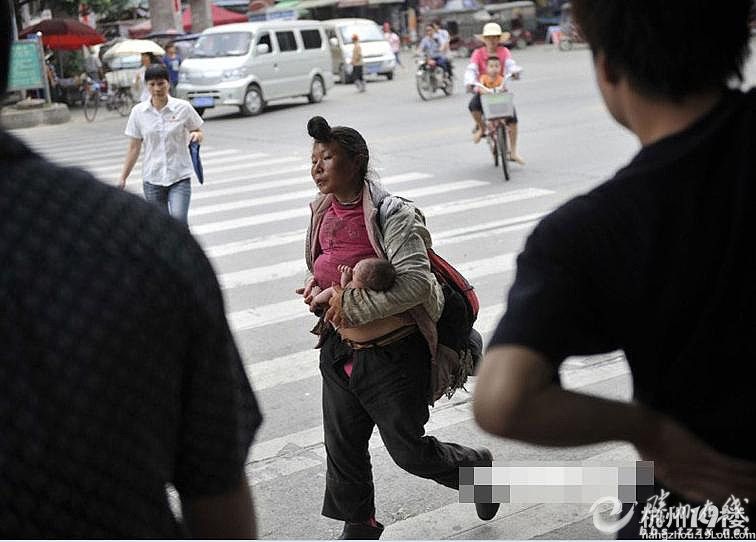 拾荒女是什么意思？拾荒女露天产子图片