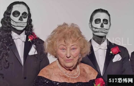 这位96岁的奶奶是前间谍和大屠杀幸存者，现在是死亡金属乐队的女主唱