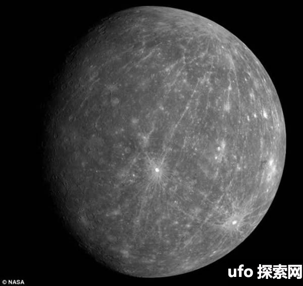 “信使”号飞船拍摄的水星照片，中部偏下的明亮陨坑是“柯伊伯”陨坑。</p><p>在上世纪70年代“水手10”号任务拍摄的照片中，科学家发现了这个陨坑。</p><p>