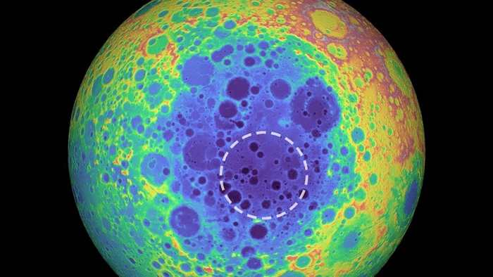 这张伪色影像是月球背面的地形图，较暖的色调显示海拔较高的区域，而较冷的色调则显示海拔较低的区域。</p><p> 虚线圆圈表示南极－艾托肯盆地下方的质量异常区域。</p><p> IMAGE