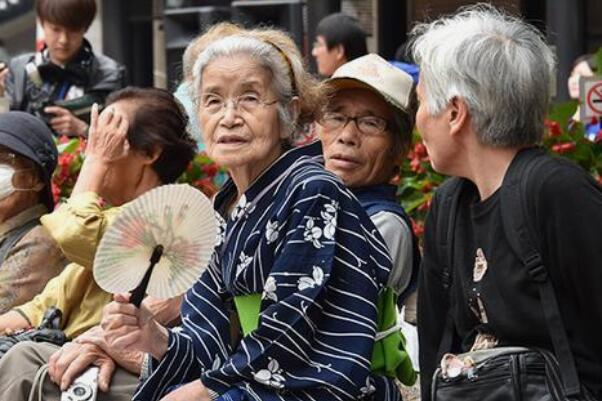 日本人口老龄化的原因：日本人寿命高活的久(出生率跟不上)