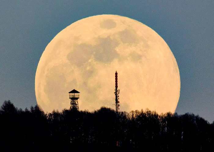从匈牙利看到的超级月亮通透皎洁。</p><p>