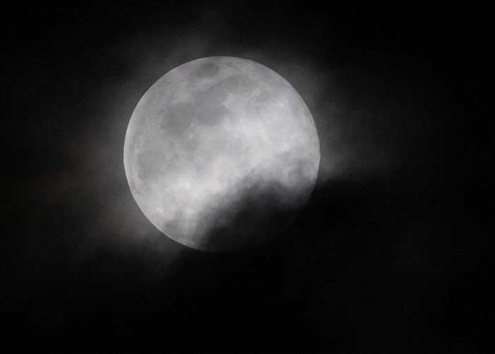 美国看到的圆月被薄雾遮掩。</p><p>