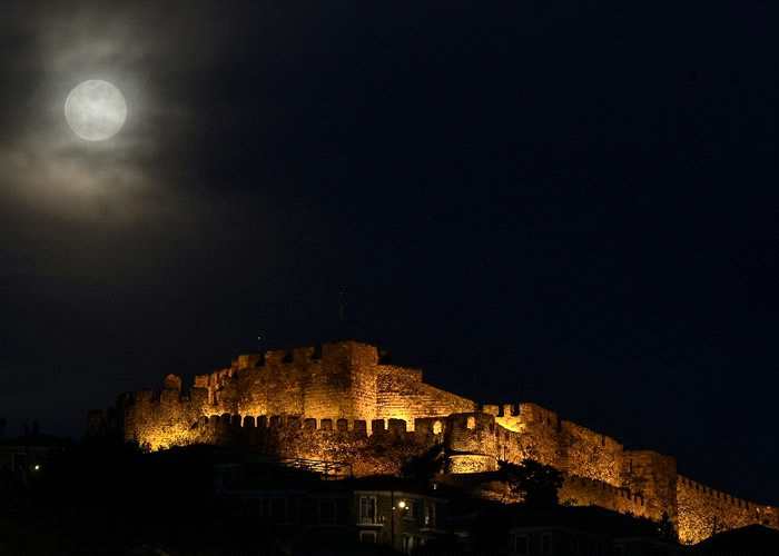 希腊上空的月亮袅袅上升。</p><p>