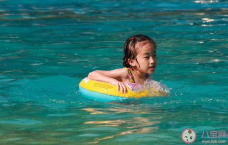 为什么游泳时嘴唇会发紫 夏季孩子如何安全游泳