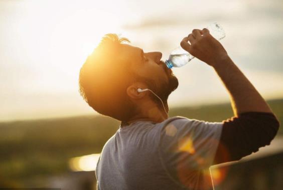 喝多少水清洗肾脏 喝水有没有上限 晚上喝水好不好