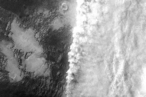 火星上的沙尘暴并不全是尘埃它们也充满了水。</p><p>