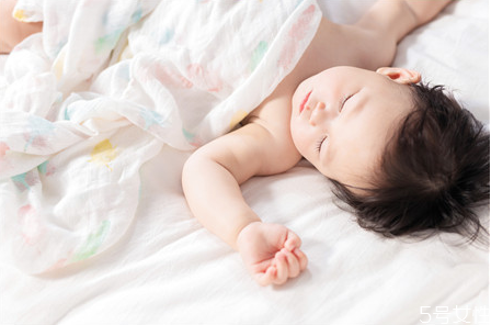 新生儿睡觉时翻白眼是怎么回事 小孩不睡午觉有什么影响吗