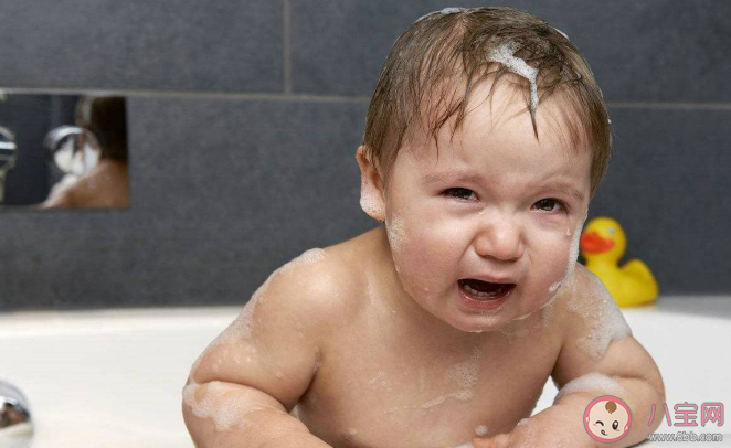 孩子想和爸爸妈妈一起洗澡怎么办 宝宝不想独立洗澡怎么办