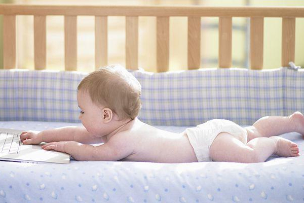婴儿晚上用几个纸尿裤 根据年龄来定