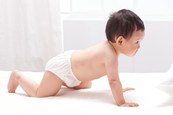 婴儿晚上用几个纸尿裤 根据年龄来定