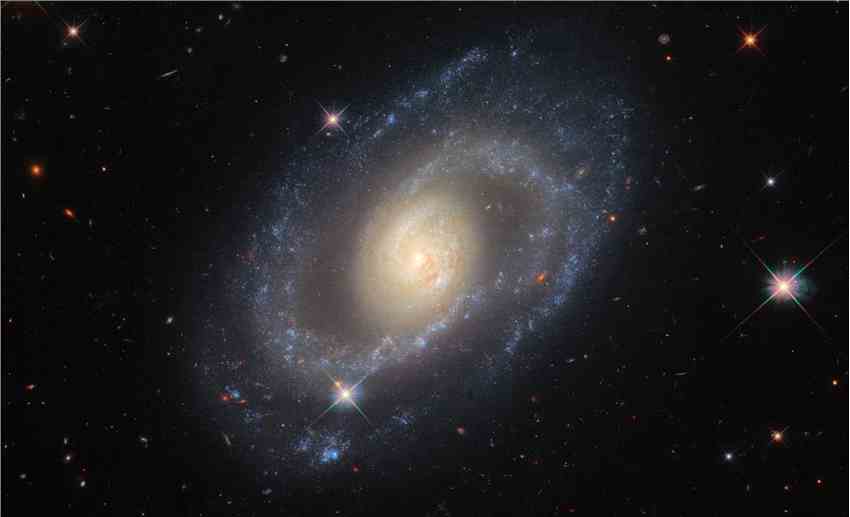 这张由哈勃太空望远镜所拍摄的影像，是距离地球约 1亿2000万光年的螺旋星马克仁1337（Markarian 1337）。</p><p> 2006 年天文学家在此星系观察到某