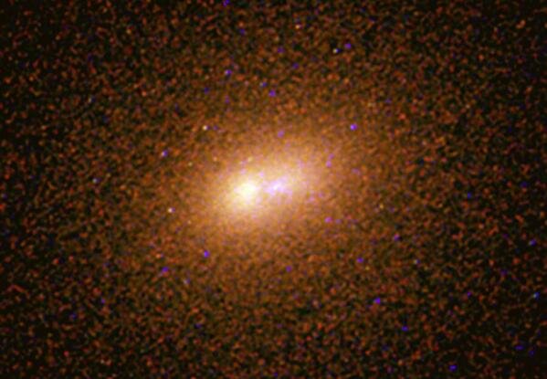 这张仙女座星系核心的哈勃图像使用 WFPC2 相机（于 2009 年退役）并显示了蓝色的恒星核团和椭圆盘中的红色星团.jpg