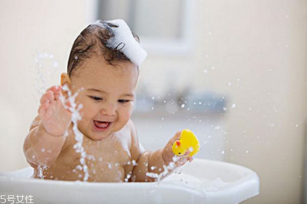 婴儿冬天洗澡水温多少合适 宝贝冬天洗澡室内温度