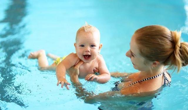 婴儿游泳的最佳年龄（小孩子游泳的最佳年龄是几岁）(1)