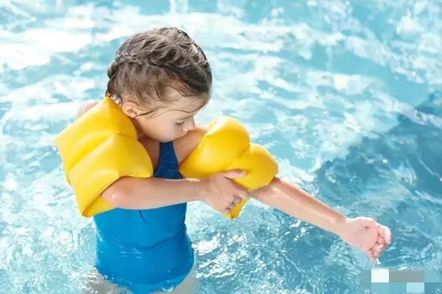 婴儿游泳的最佳年龄（小孩子游泳的最佳年龄是几岁）(2)