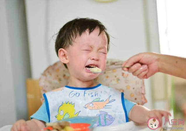 孩子每顿饭吃很多不给就哭正常吗 如何避免过度喂养