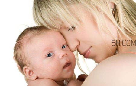 婴儿肠痉挛症状包括哪些？宝宝智力发育迟缓的信号