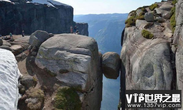 世界上最神奇的石头图片：谢拉格伯顿石屹立数百年
