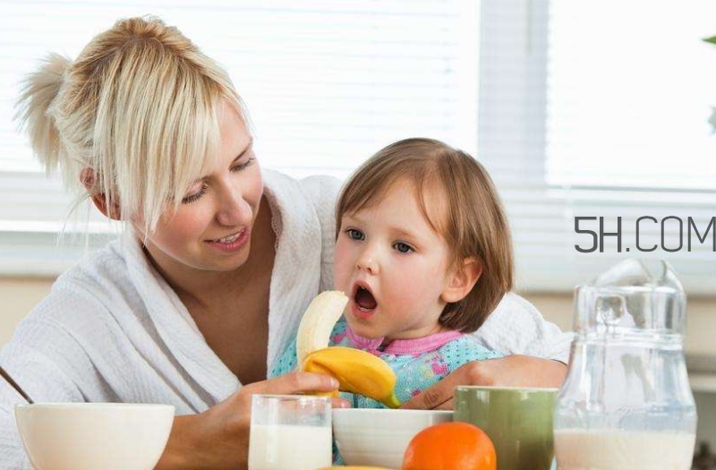 宝宝多大可以自己吃饭？如何让宝宝爱上吃饭？