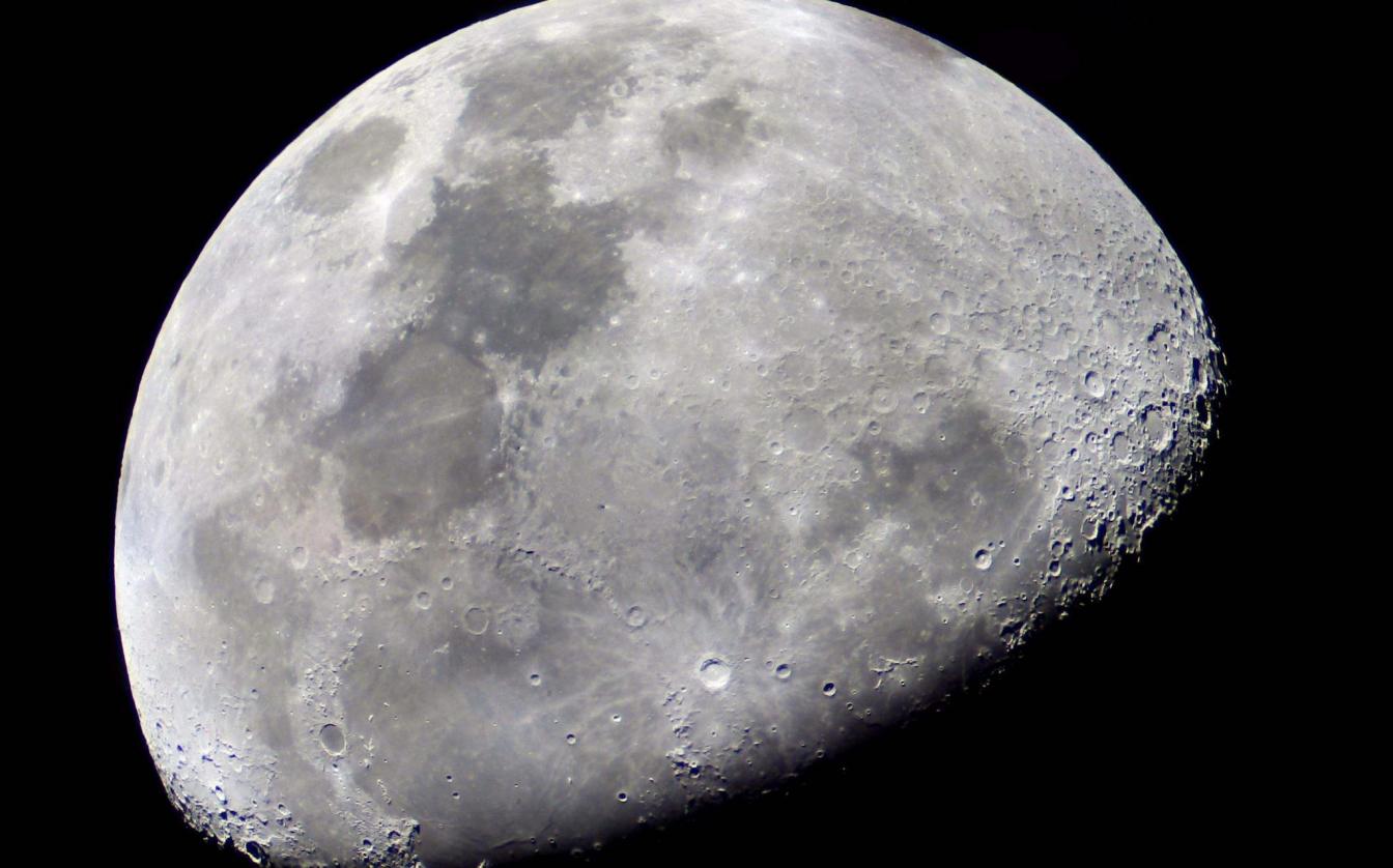 摄影师用50000张月亮照片，合成月球真面貌 认识月球