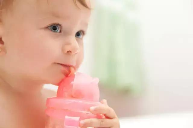 宝宝喝水标准是多少（一张图清晰掌握宝宝各年龄段饮水量标准）(1)