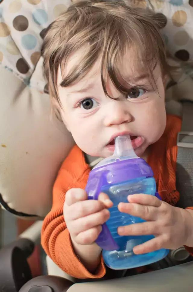 宝宝喝水标准是多少（一张图清晰掌握宝宝各年龄段饮水量标准）(2)