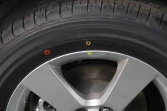 轮胎上红色的黄色点是什么东西？ 跑长途前轮胎怎么检查