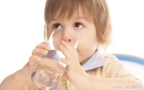 怎么教会宝宝用杯子喝水（宝宝多大可以用杯子喝水）(3)