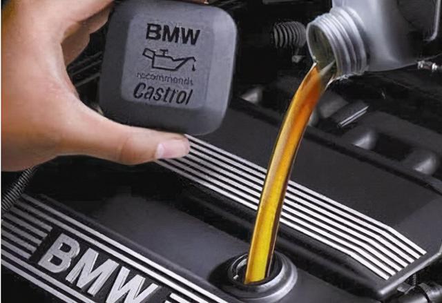 汽车换下的机油可以加摩托车吗（汽车保养完剩下的机油扔了怪可惜的）(1)