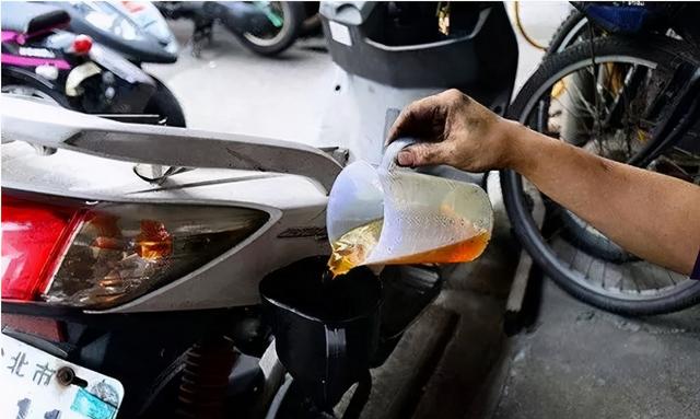 汽车换下的机油可以加摩托车吗（汽车保养完剩下的机油扔了怪可惜的）(4)
