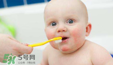 宝宝不肯刷牙一刷就哭怎么办？怎么样让宝宝养成刷牙的习惯？