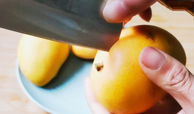 吃芒果的不用刀方法小妙招（才知道芒果可以这样切）(4)