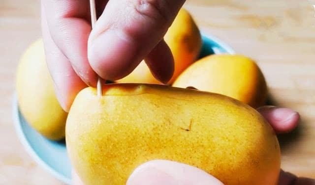 吃芒果的不用刀方法小妙招（才知道芒果可以这样切）(5)