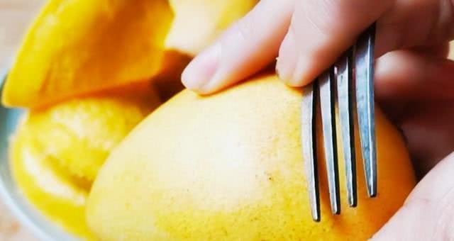 吃芒果的不用刀方法小妙招（才知道芒果可以这样切）(6)