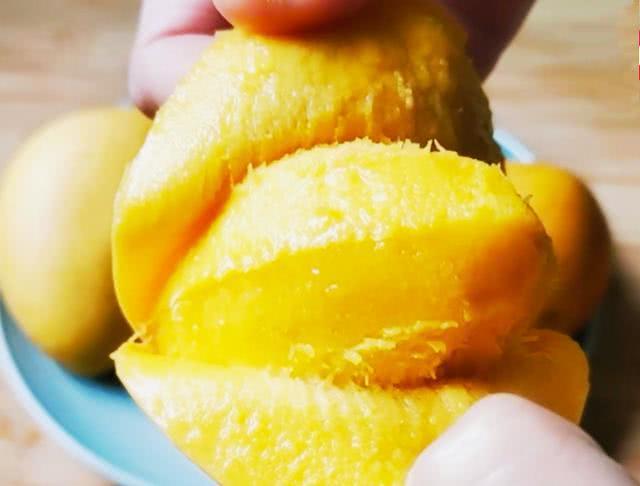 吃芒果的不用刀方法小妙招（才知道芒果可以这样切）(7)