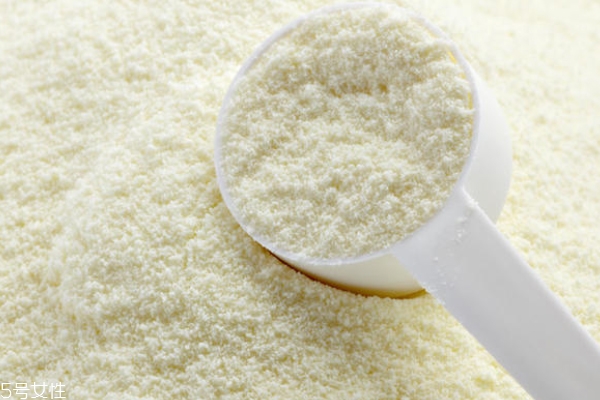 全脂奶粉和脱脂奶粉怎么分辨 全脂奶粉是鹅黄色