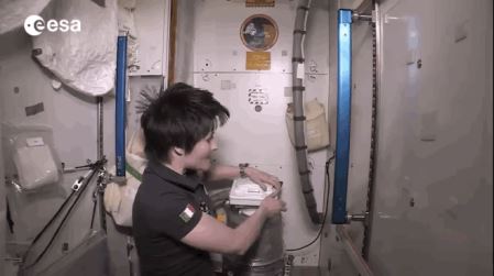在宇宙中宇航员如何样上厕所宇航员在宇宙怎么上厕所4