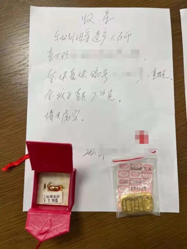 老人去世了整理遗物发现两麻袋钱（母亲去世后留下8根金条）(1)