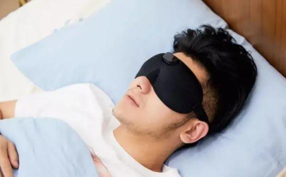 如何预防睡觉打呼噜呢？打呼噜跟枕头高低有关吗