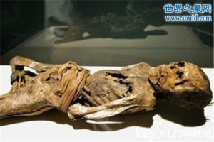 西伯利亚奇怪木乃伊，头戴面具发现史前器物