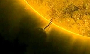 太阳轨道器拍到奇怪：巨型X状不明物种溅起巨大火舌，地球差点遭殃