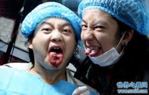 恐怖的分舌手术，将舌头割成两半变蛇舌胆小勿入