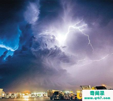 摄影师抓拍绝美超级雷暴闪电球坠落并撞击地面的场景非常震撼！