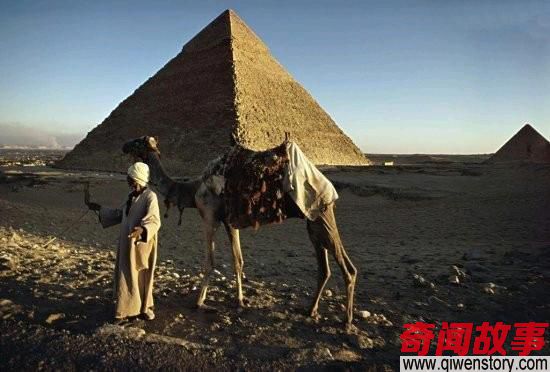 为修地球上最大的金字塔，法老女儿在集市卖身，一个情人一块石块