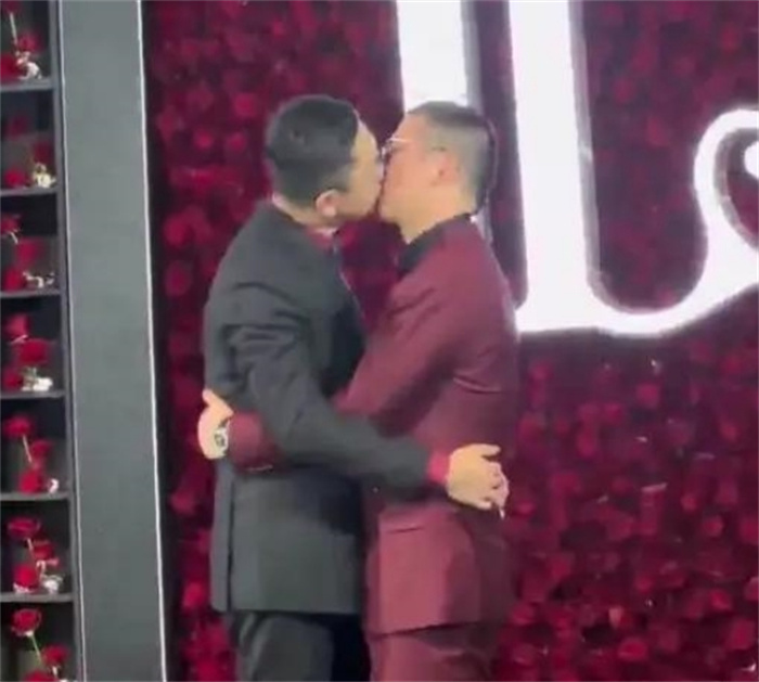 同性恋婚礼俩男子在酒店举办婚礼 现场拥吻秀恩爱