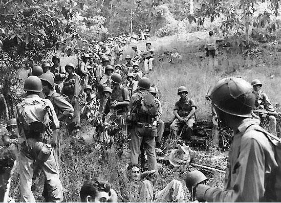 抢滩登陆后的美军登陆编队士兵在瓜岛上休息
