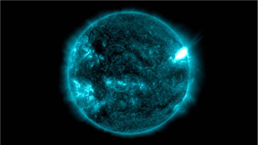 太阳爆发出强大的X级太阳耀斑，导致地球上的无线电中断